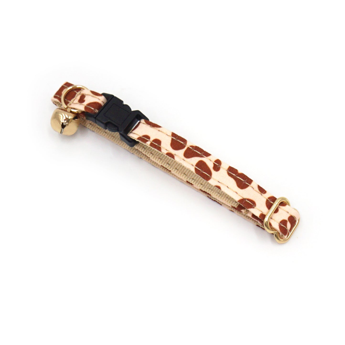 Collier chat anti-étranglement en coton léopard sable avec boucle plastique noire et petit grelot doré.