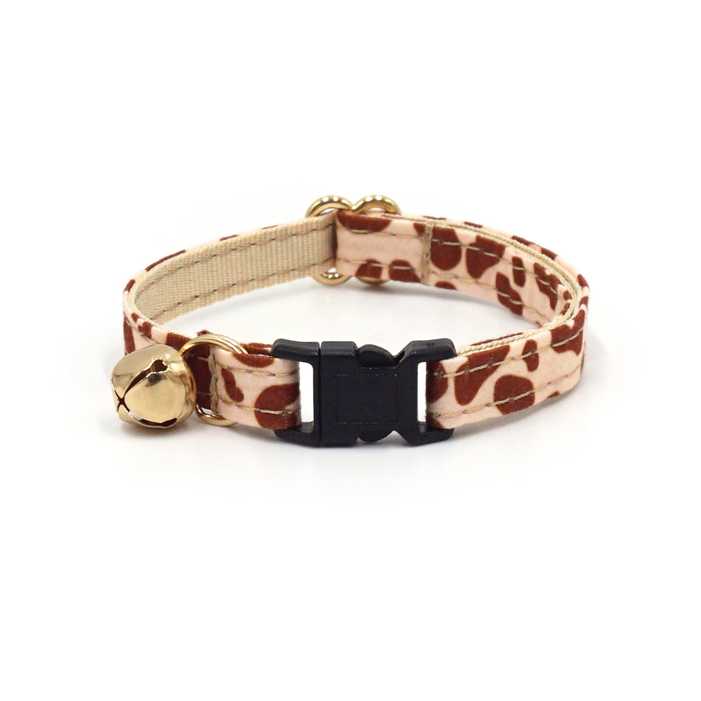 Collier chat antiétranglement en coton motif léopard sable avec boucle noire et petite cloche dorée.