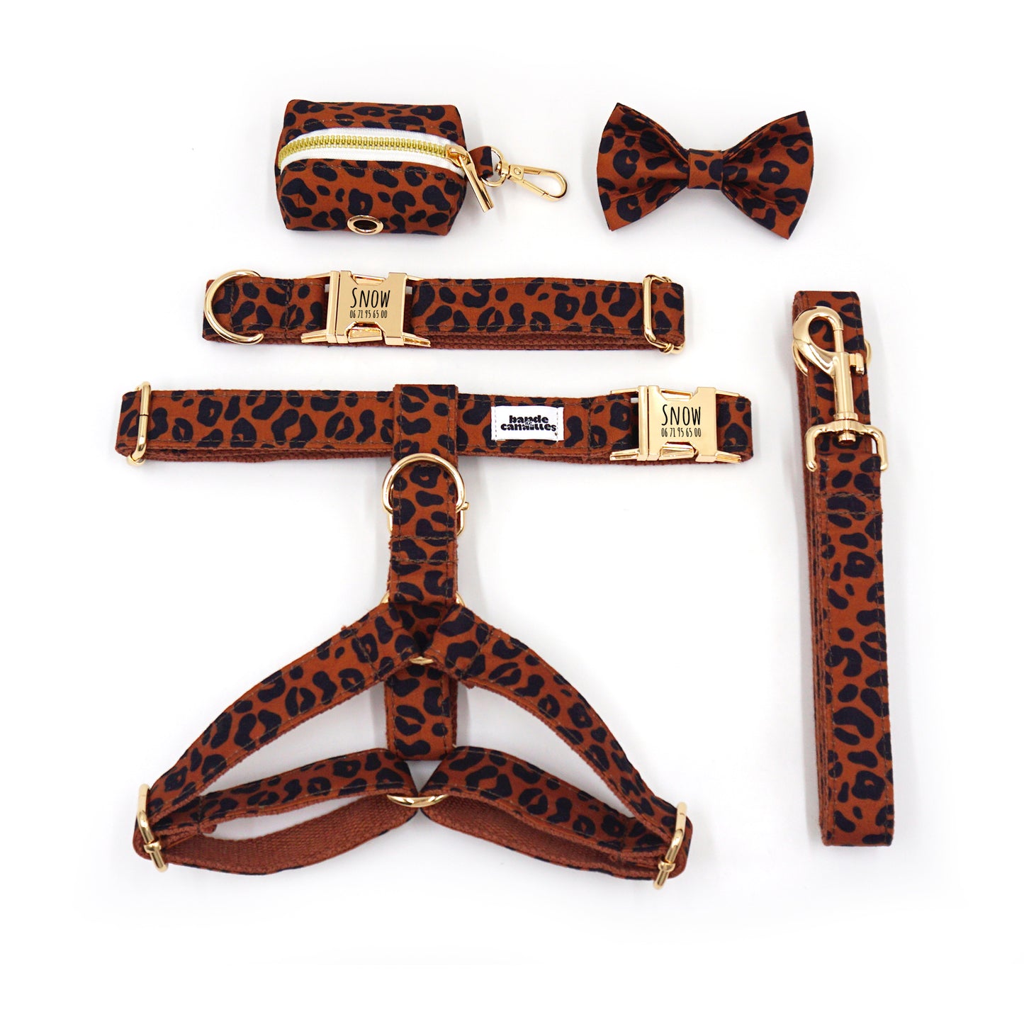 Kit complet pour chien personnalisable, motif léopard marron, incluant harnais, collier, laisse, et nœud papillon assortis.