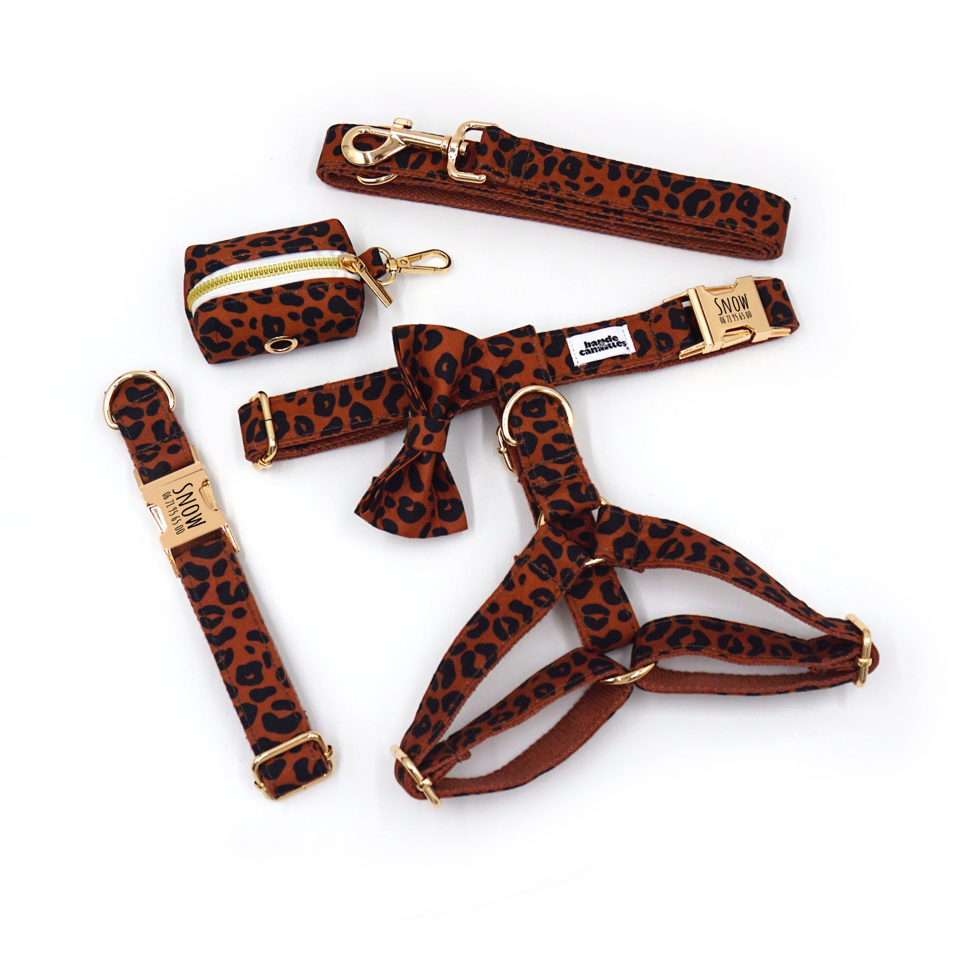 Kit Complet pour chien en motif léopard marron, couches et attaches dorées. Sangle, collier, harnais et petit sac assortis.