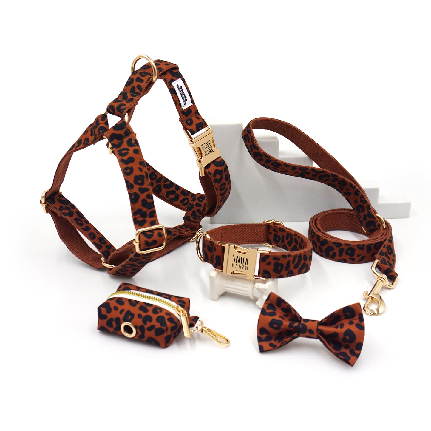 Kit complet personnalisé pour chien imprimé léopard couleur cacao avec collier, harnais, laisse et nœud papillon en détails.