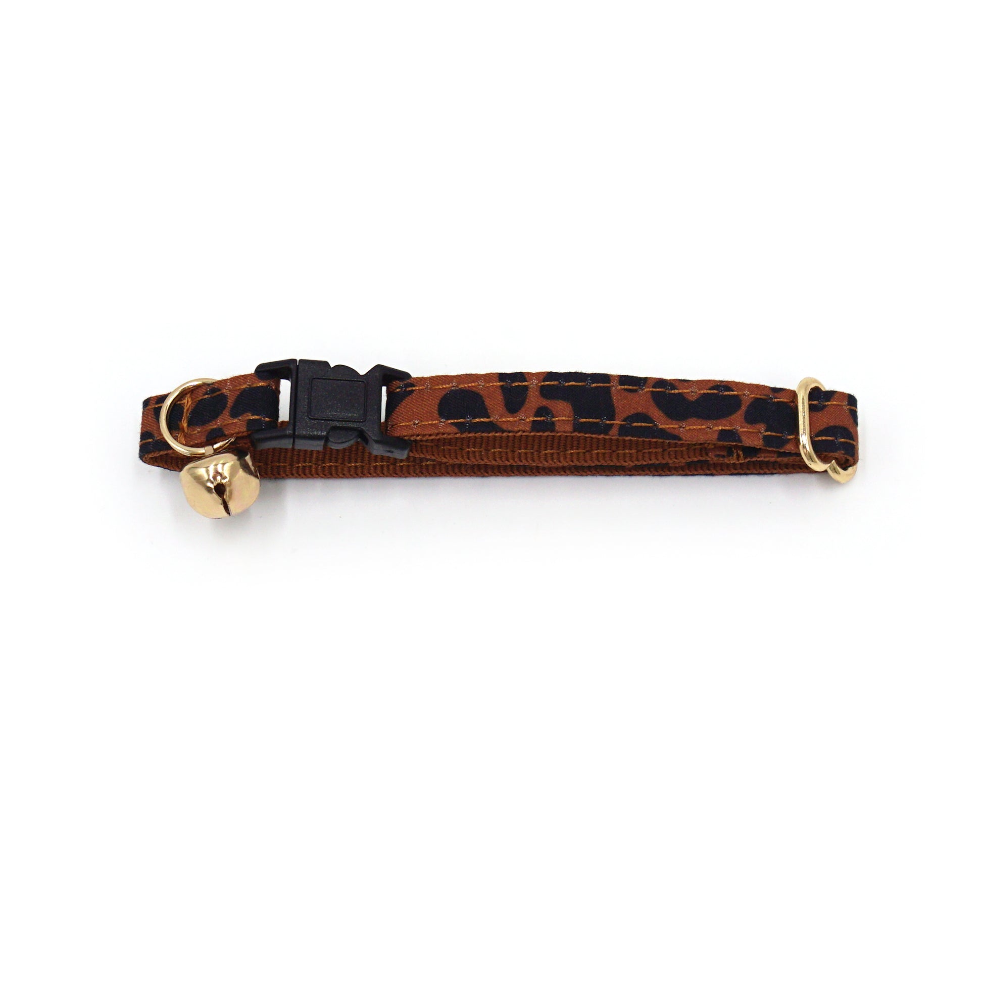 Collier chat anti-étranglement en coton léopard châtain avec boucle noire et petit médaille cloche ornée pour animal domestique.