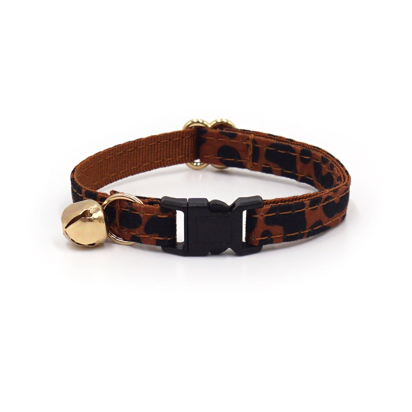 Collier chat anti-étranglement en coton motif léopard châtaigne avec fermoir noir et small cloche dorée.