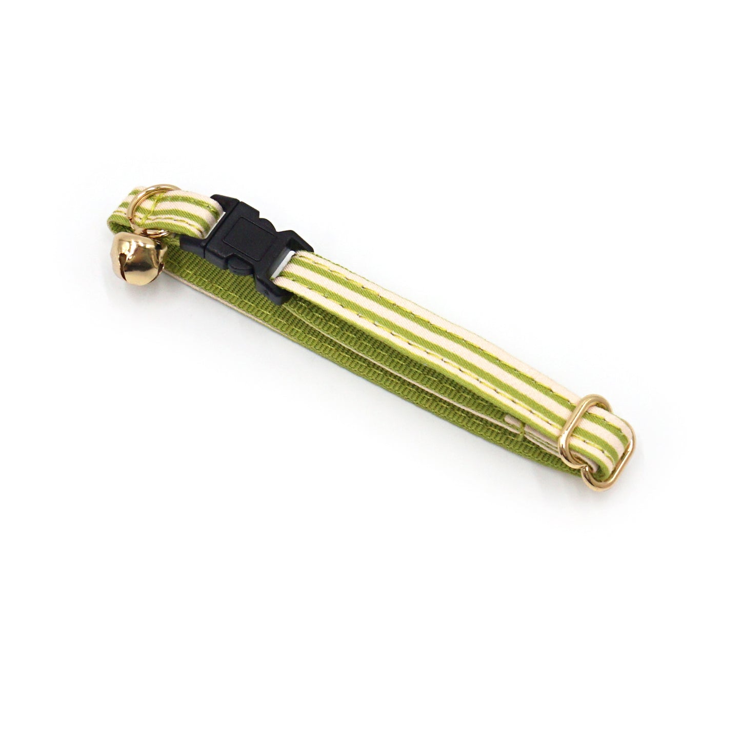 Collier chat anti-étranglement en coton rayé vert avec boucle et petit charm métallique.
