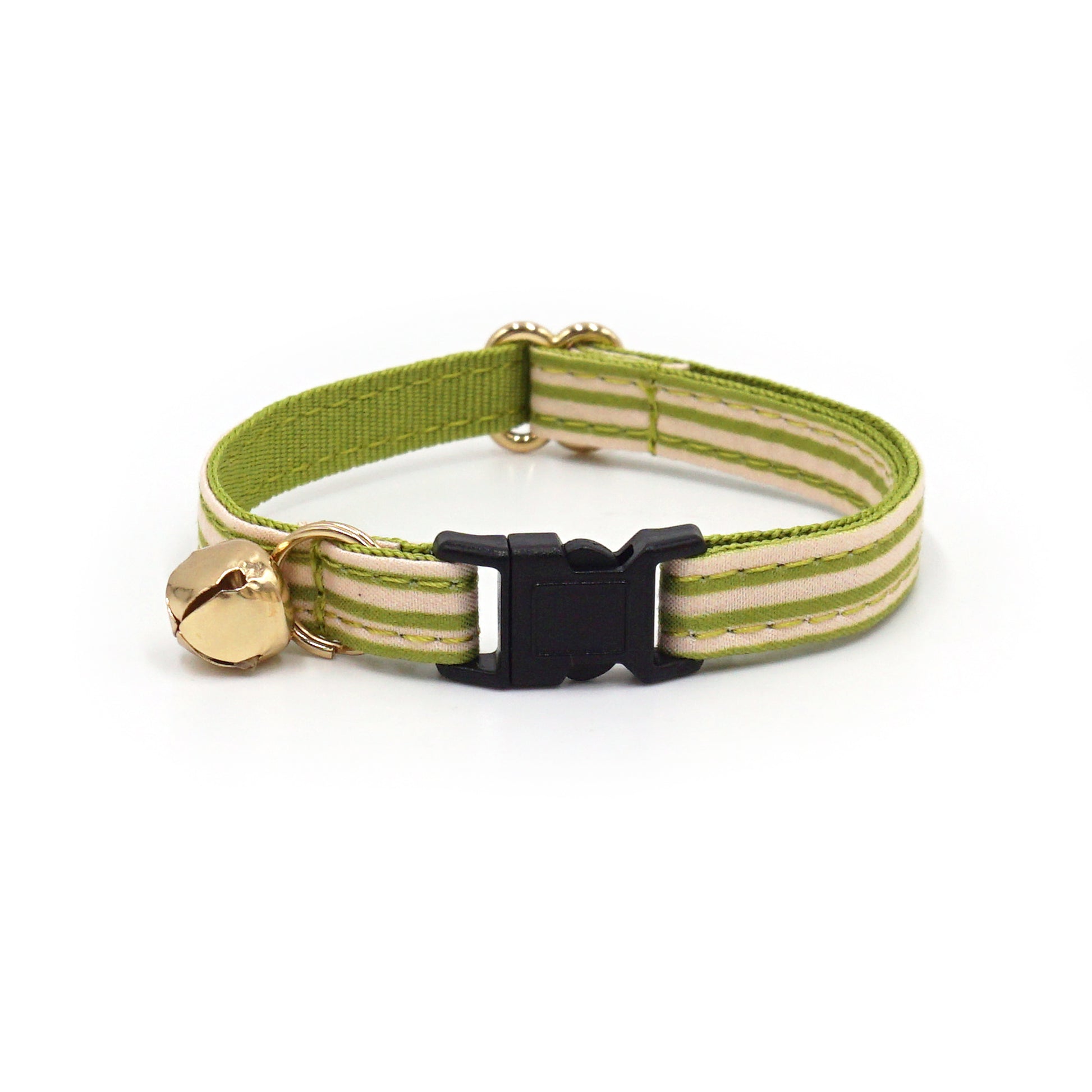 Collier chat anti-étranglement coton rayé vert avec boucle noire et petit claquement doré, modèle léger et ajustable.