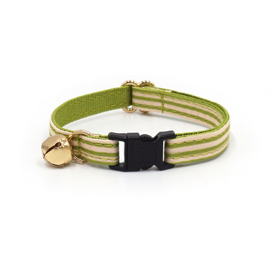 Collier chat anti-étranglement coton rayé vert avec boucle noire et petit claquement doré, modèle léger et ajustable.