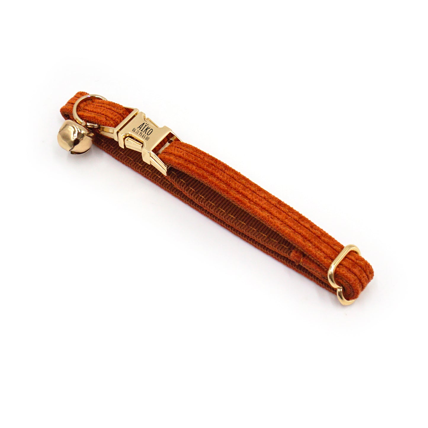 Collier chat personnalisé en velours côtelé couleur Terre battue avec fermoir doré et petit pendentif cloche.