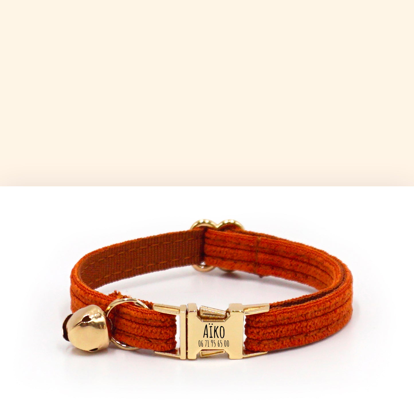Collier chat personnalisé Velours côtelé Terre battue, bracelet orange avec fermoir doré et petit charms cœur.