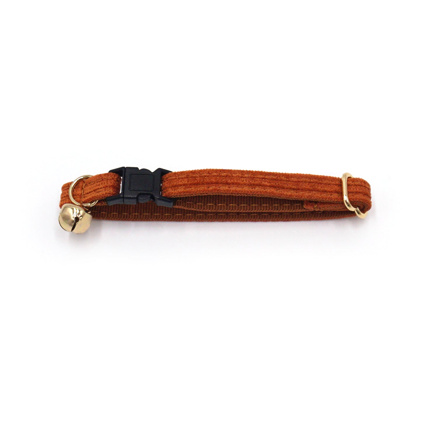 Collier chat anti-étranglement en velours côtelé couleur Terre Battue avec petite cloche dorée et boucle réglable.
