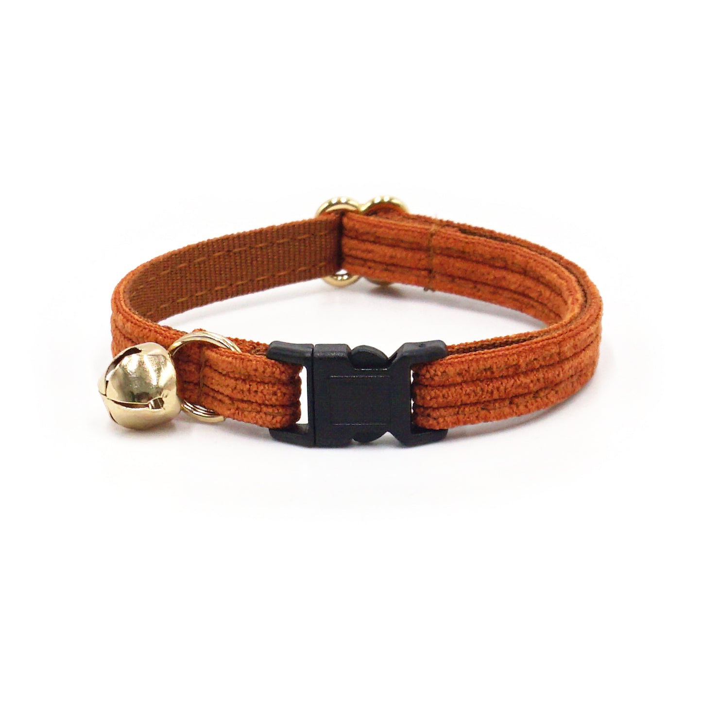 Collier Chat Anti-Étranglement Velours Côtelé Terre Battue avec boucle noire et petit clocheau doré.