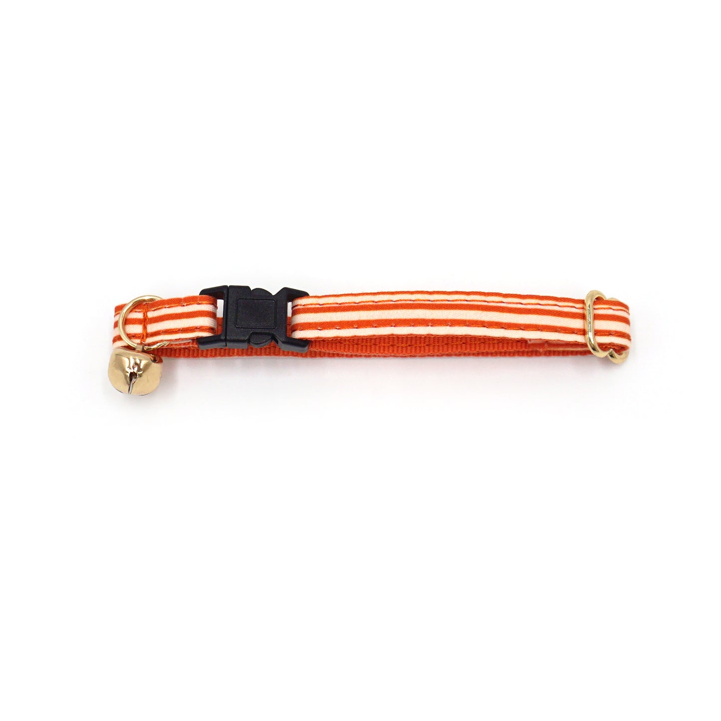 Collier anti-étranglement pour chat en coton rayé orange avec petit pendentif cloche dorée et fermoir à clip noir.