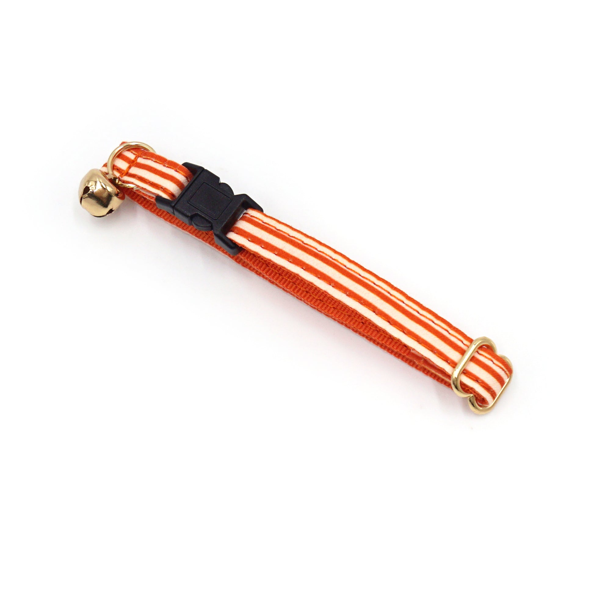 Collier chat anti-étranglement coton rayé orange avec boucle noire et petit grelot doré.