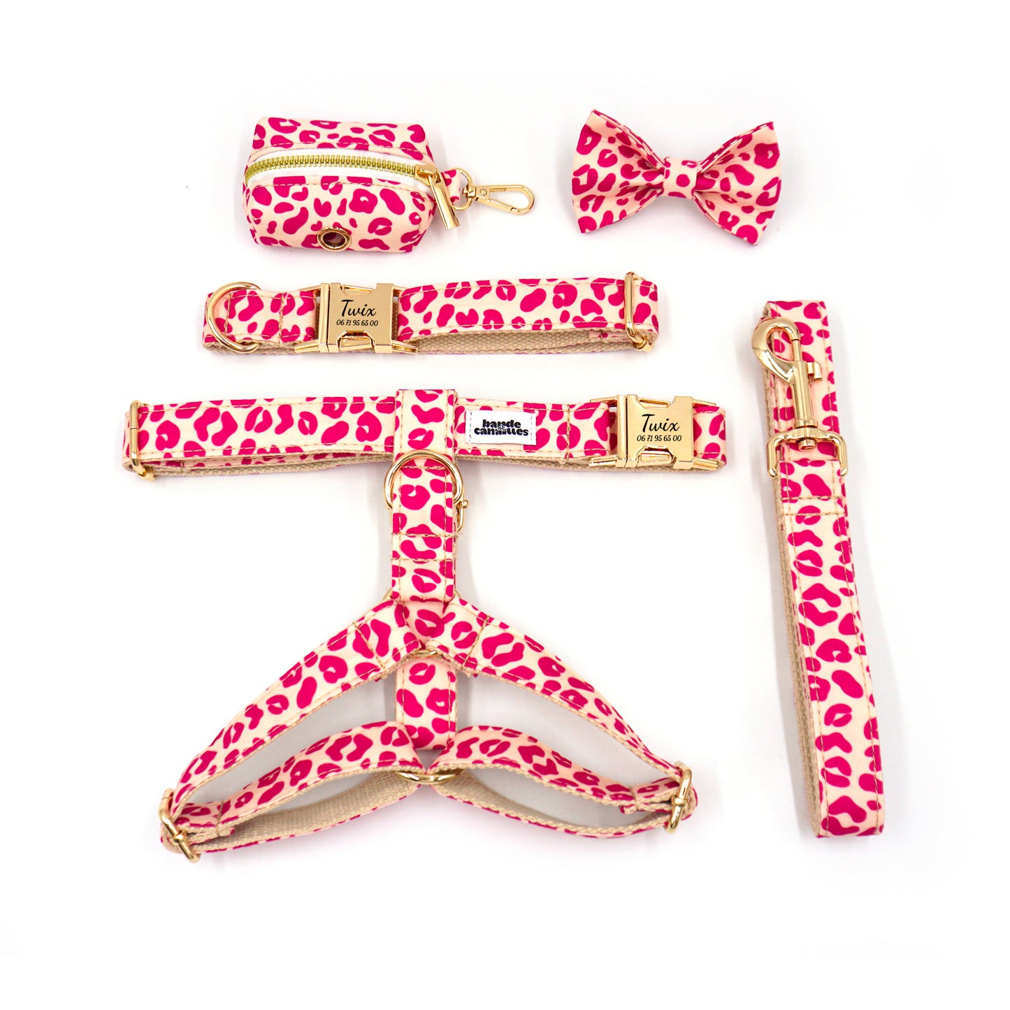Kit Complet Chien Personnalisé Coton Léopard Rose : harnais, collier, laisse et accessoire rose à motifs léopard sur fond blanc.