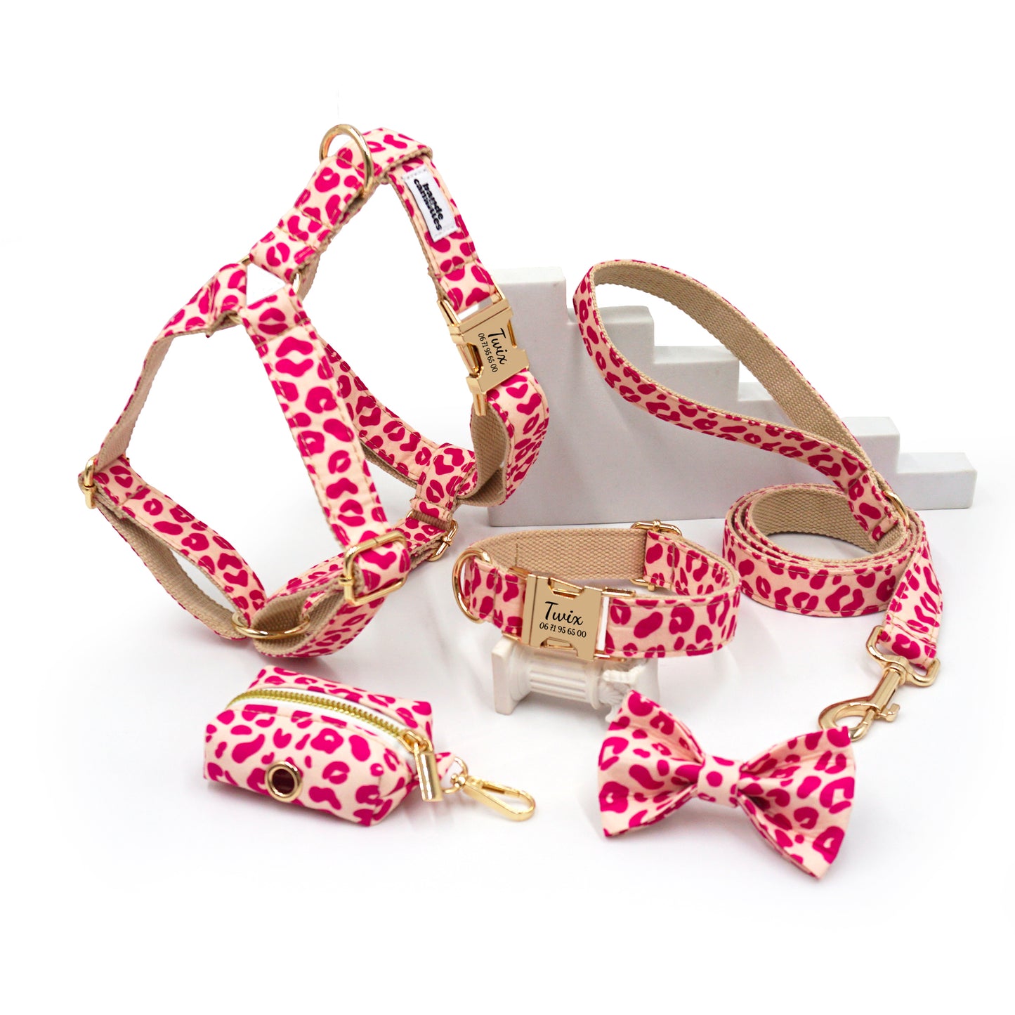 Kit complet personnalisé pour chien avec motif léopard rose et accessoires assortis (harnais, collier, laisse, nœud papillon).