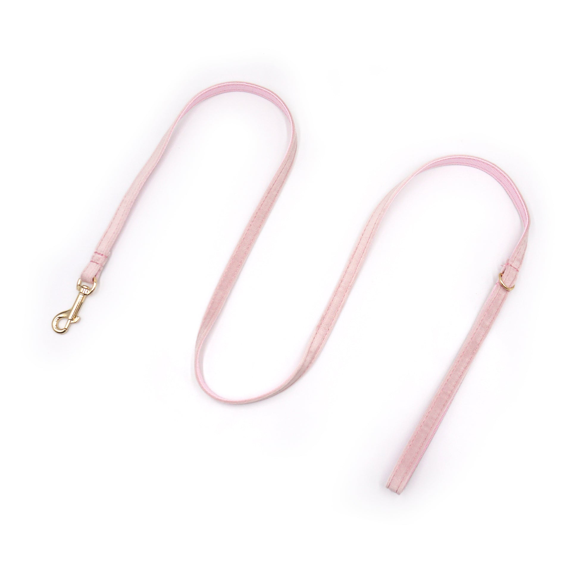 Laisse chat et chaton velours lisse rose avec mousqueton doré et petits anneaux, design doux et élégant.