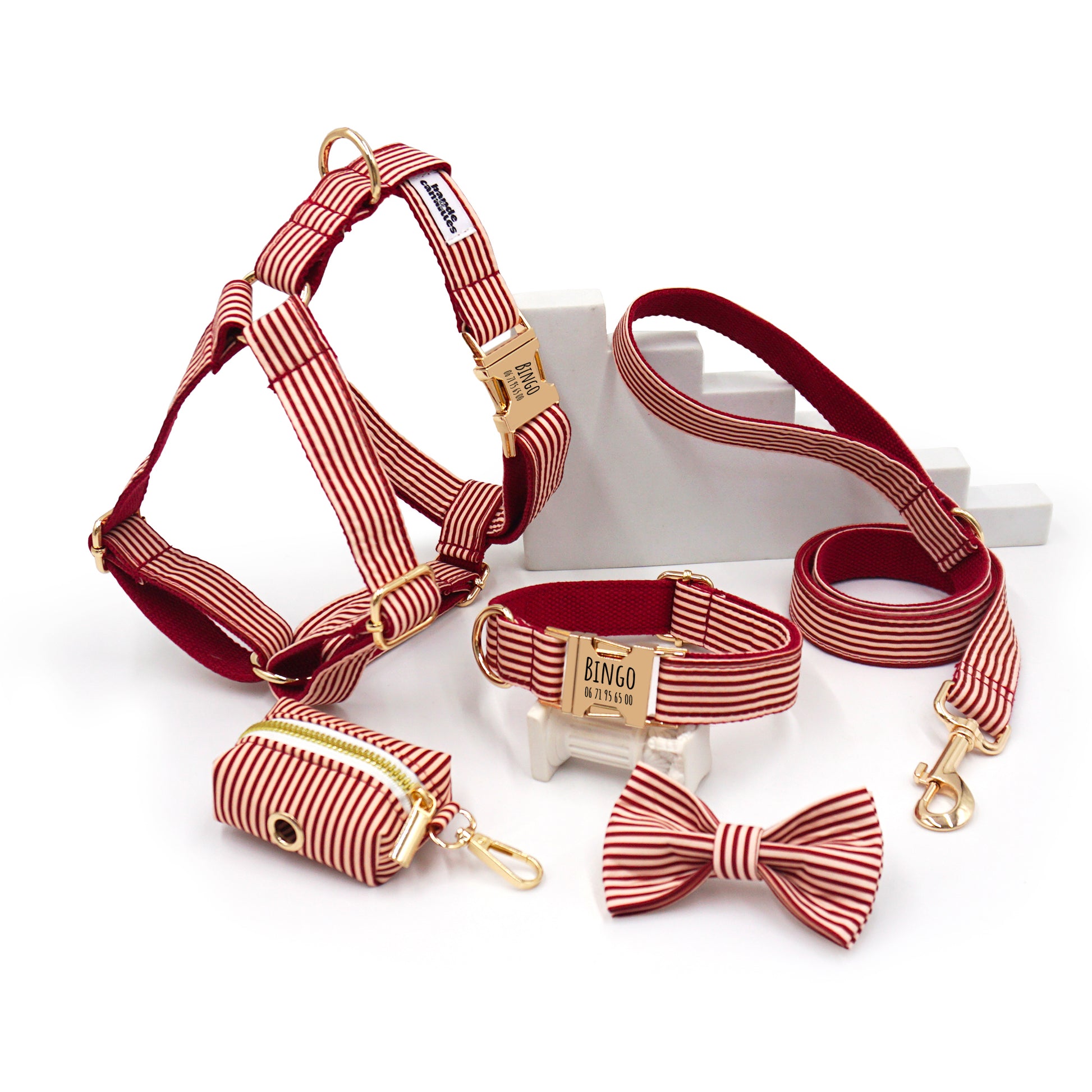 Kit Complet Chien Personnalisé : harnais, collier, laisse et nœud papillon à rayures bordeaux et blanc.