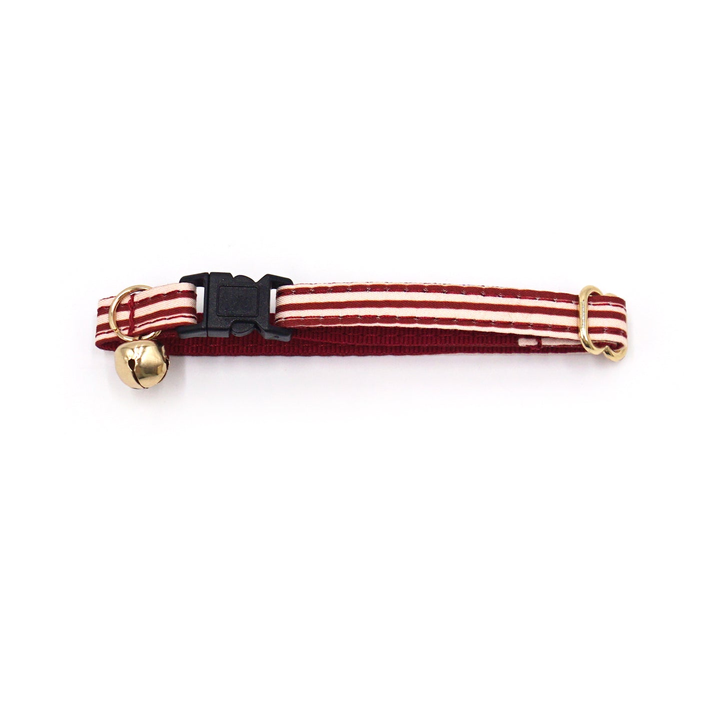 Collier chat anti-étranglement en coton rayé Bordeaux avec fermoir noir et petit grelot doré.