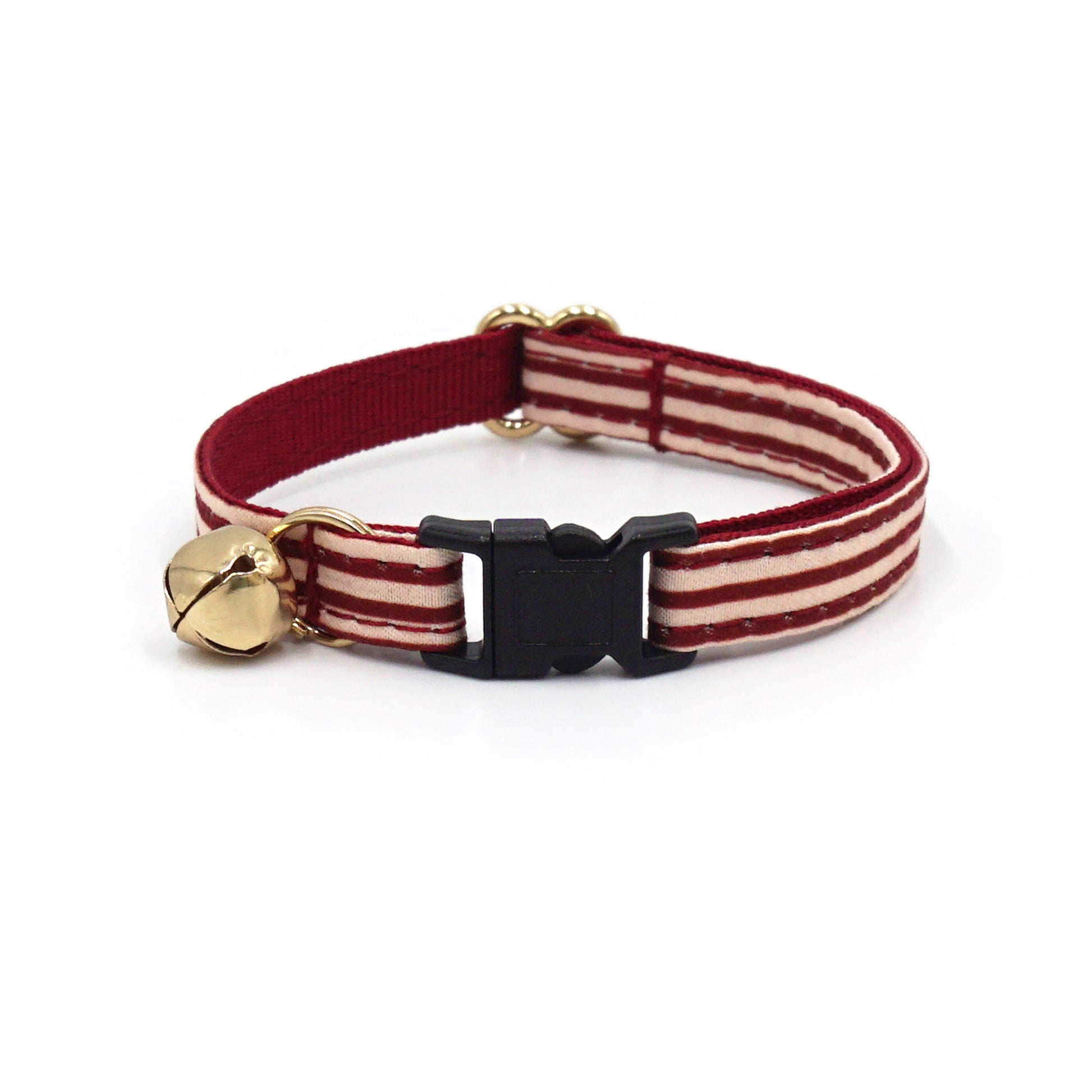 Collier chat anti-étranglement en coton rayé Bordeaux avec boucle noire et petit charme cloche doré.