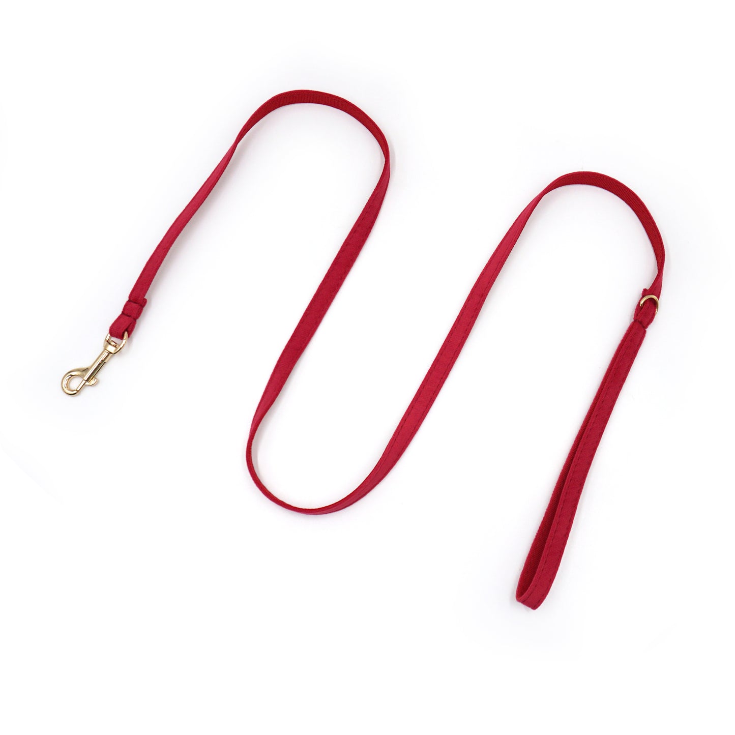 Laisse chat et chaton velours rouge avec mousqueton doré à une extrémité et passant cordelette lisse.