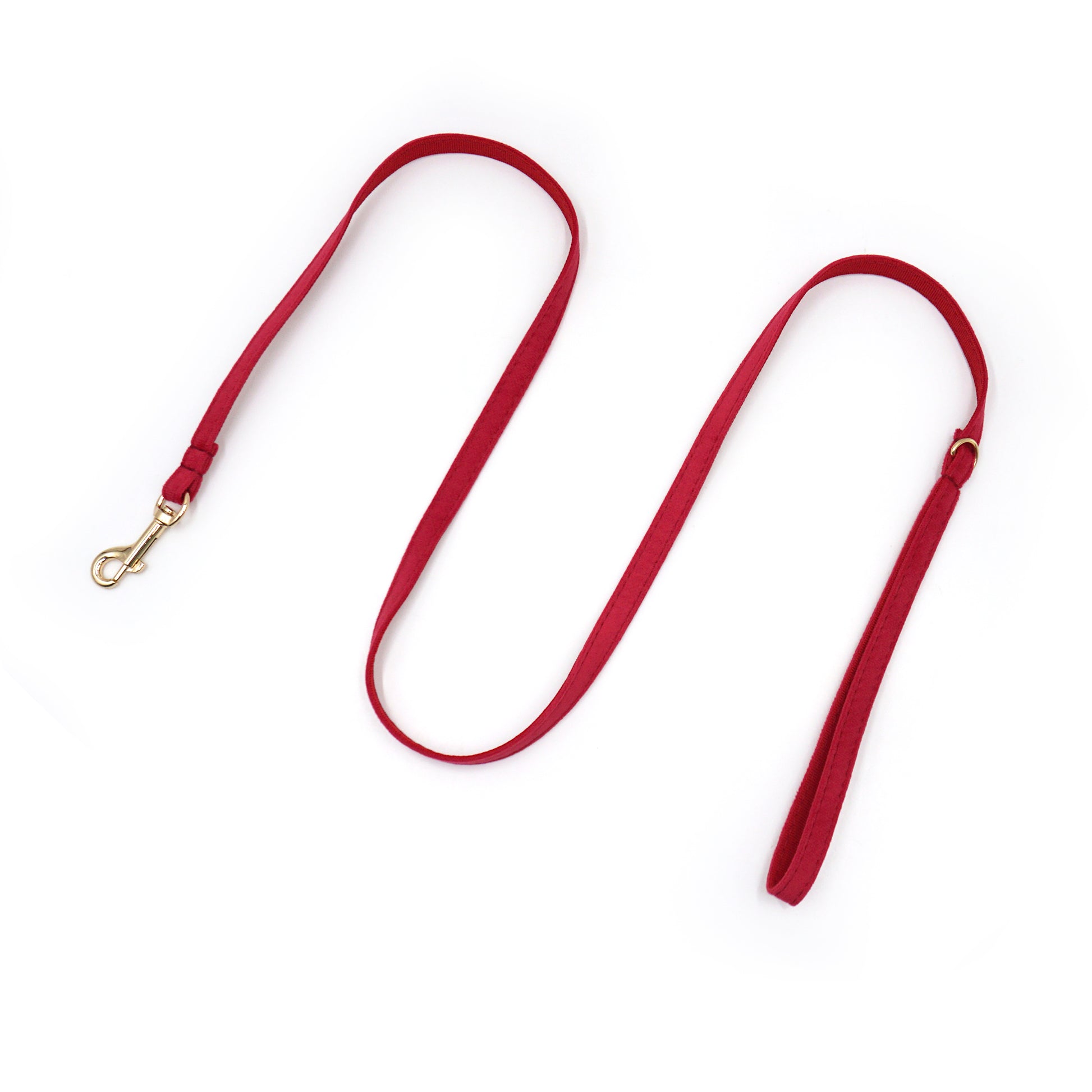 Laisse chat et chaton velours rouge avec mousqueton doré à une extrémité et passant cordelette lisse.