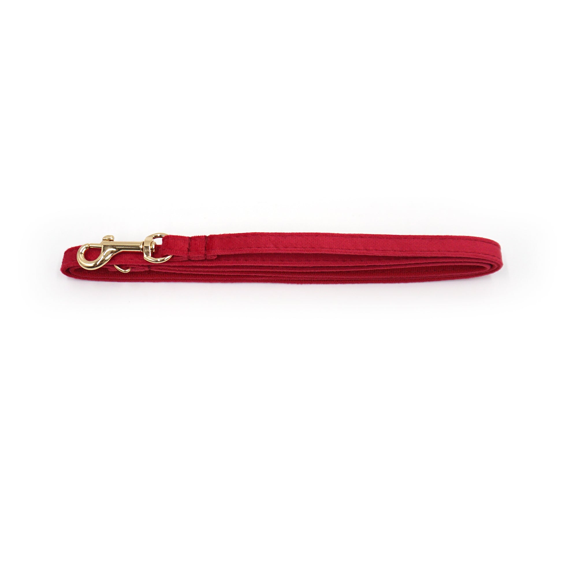 Laisse chat et chaton velours rouge avec mousqueton doré sur fond blanc, produit élégant pour animaux.