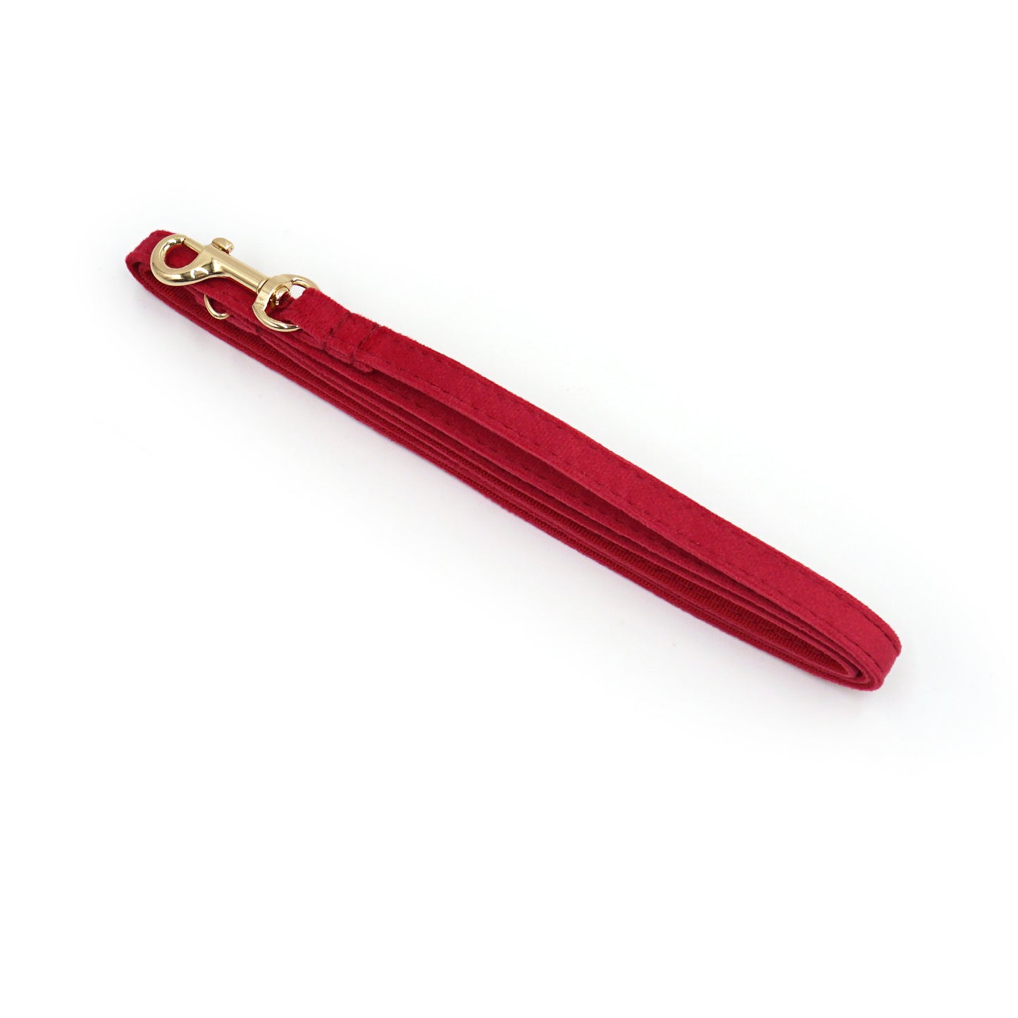 Laisse chat et chaton velours rouge avec mousqueton doré, prête à attacher un collier.